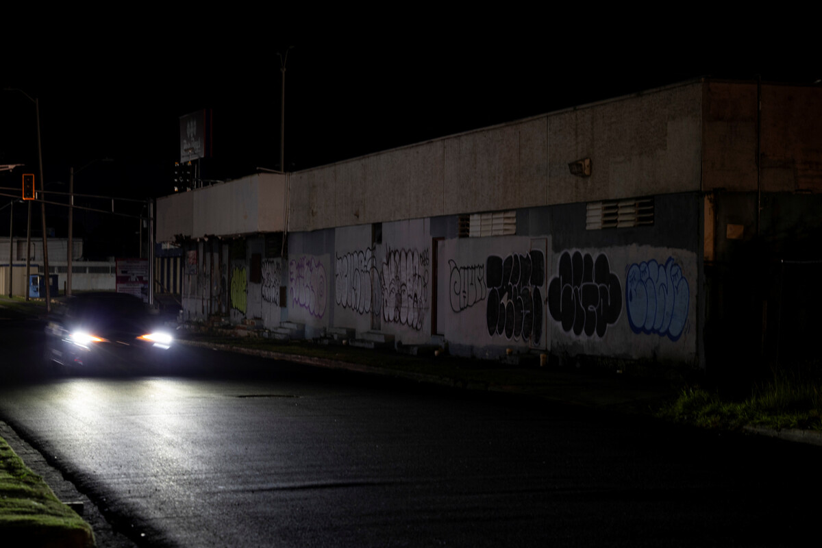 Ураган Эрнесто обрушился на Бермуда, вызвав наводнения и отключения электричества